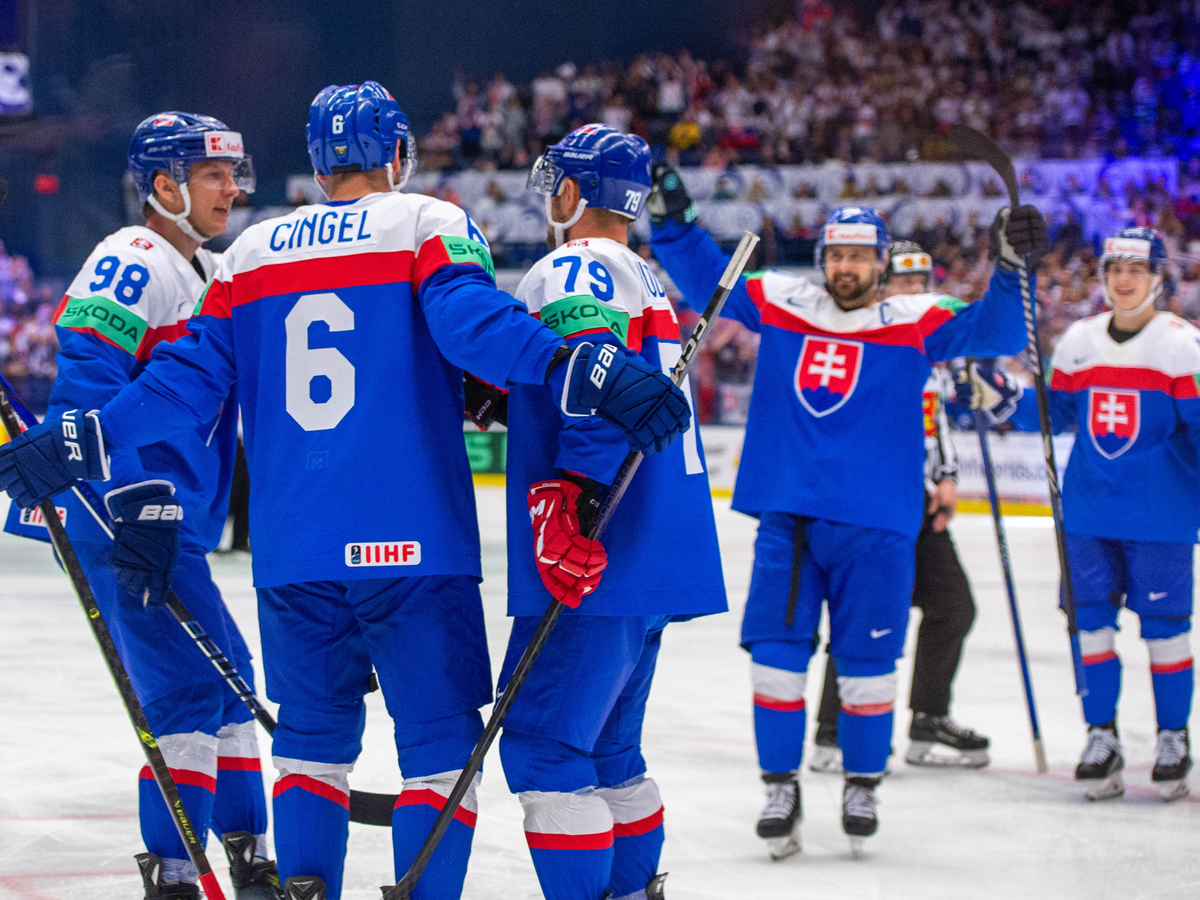 Slovenskí hokejisti sprava Šimon Nemec, Tomáš Tatar, Libor Hudáček, Lukáš Cingel a Andrej Golian sa tešia po góle počas zápasu základnej B-skupiny Slovensko - Kazachstan 