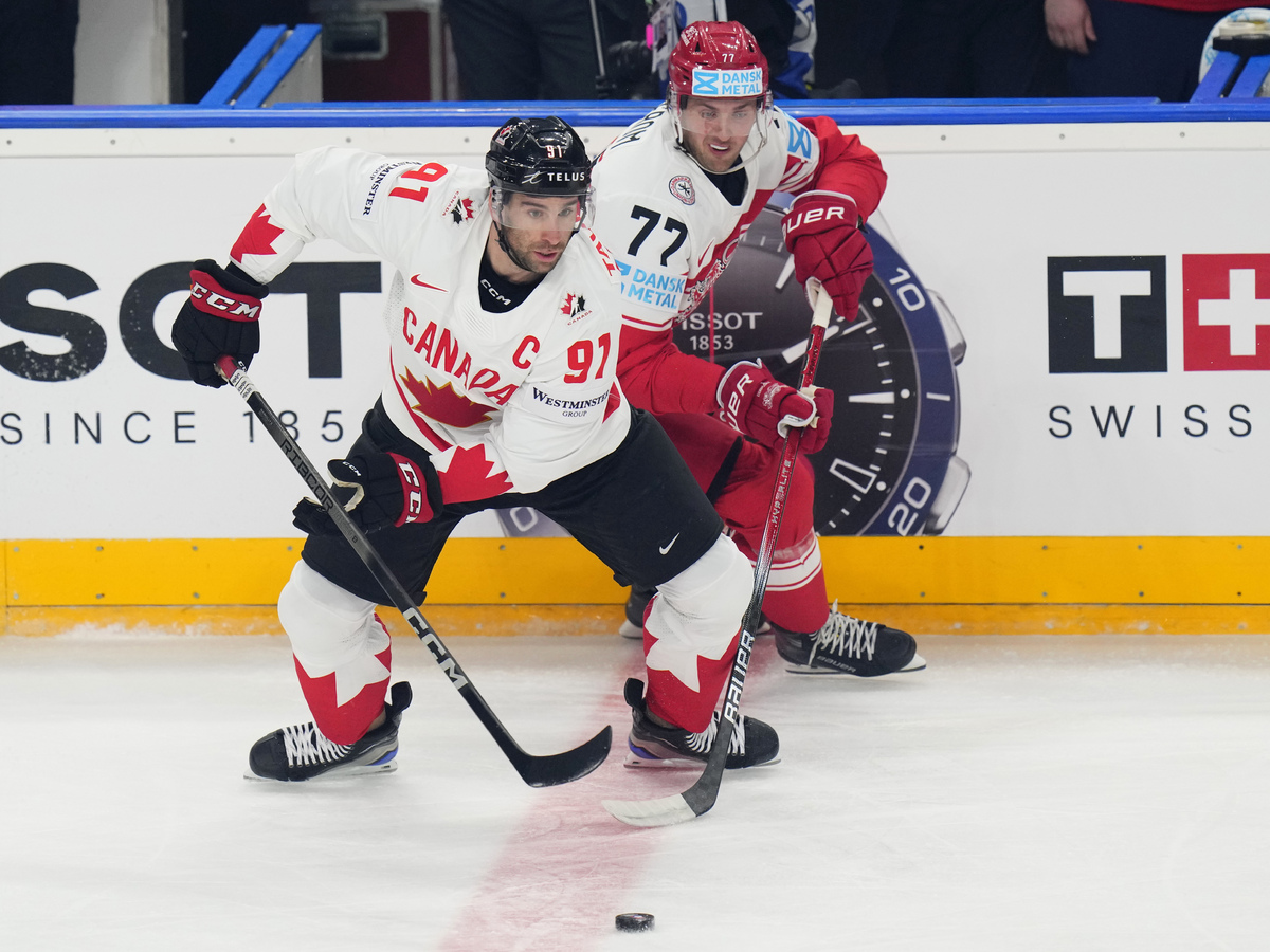 Dánsky hokejista Mathias From (vpravo) a kanadský hokejista John Tavares