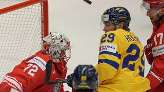 Poľský brankár David Zabolotny (vľavo) a švédsky hokejista Pontus Holmberg počas zápasu základnej B-skupiny Švédsko - Poľsko 