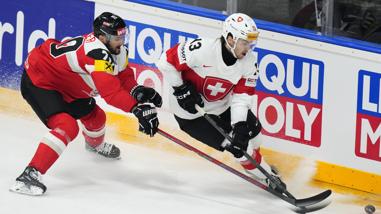 Švajčiarsky hokejista Nico Hischier a rakúsky hokejista Benjamin Nissner (vľavo) počas zápasu A-skupiny Rakúsko - Švajčiarsko