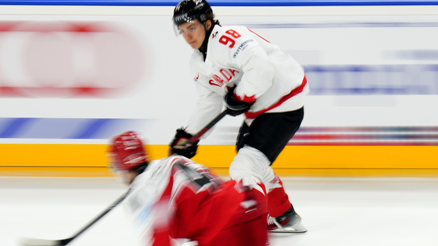 Kanadský hokejista Connor Bedard počas zápasu A-skupiny Dánsko - Kanada