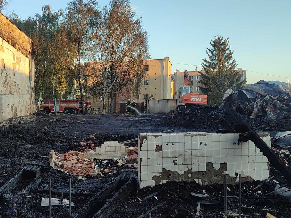 zničená budova po požiari