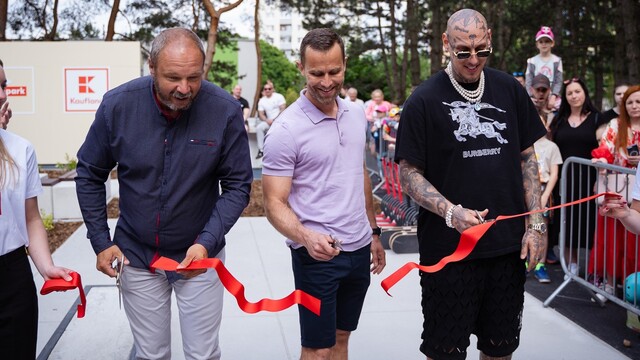 thumbnail_Nový K Park otvorili Separ, Michal Dendeš zo spoločnosti Kaufland Slovensko (v strede) a starosta Dúbravky Martin Zaťovič, foto Kaufland.jpg