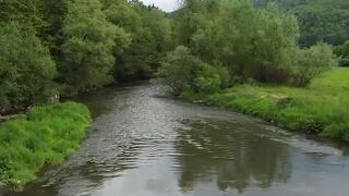 Rodina, ktorá žije na okraji obce Kluknava, je zúfalá. Rieka ukrajuje z brehov a približuje sa k domu