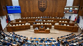 Nabitý deň v parlamente: Poslanci odvolávali aj schvaľovali. Pozrite si, aké návrhy odhlasovali