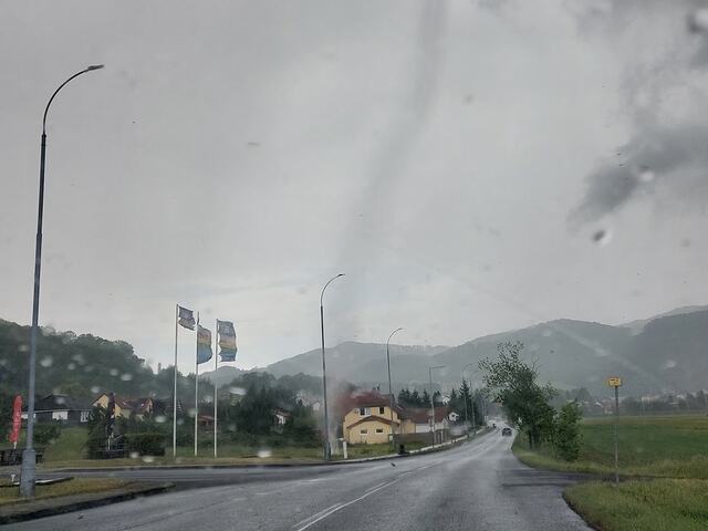 Česko zasiahlo tornádo, pohybovalo sa aj cez rieku. Lietať mala trampolína aj kamene