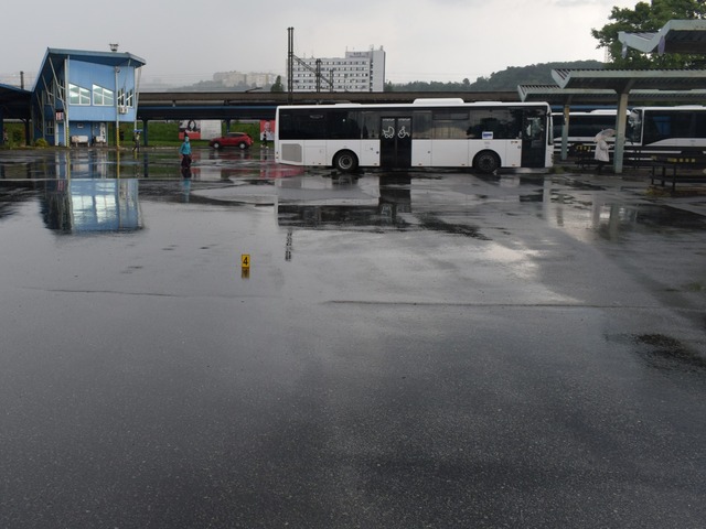 Vodič autobusu zrazil chodkyňu, zakliesnenú ju vláčil približne 200 metrov. Žena utrpela vážne zranenia