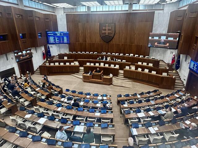 Poslanci ukončili rokovanie o lex atentáte. Pokračovať budú v stredu aj o ďalších návrhoch