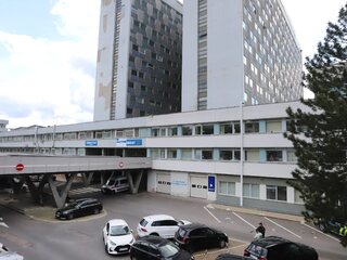 Premiéra SR Roberta Fica včera (15.5) po streľbe previezli do nemocnice v Banskej Bystrici. Na snímke polícia v areáli Rooseveltovej nemocnice s poliklinikou v Banskej Bystrici 