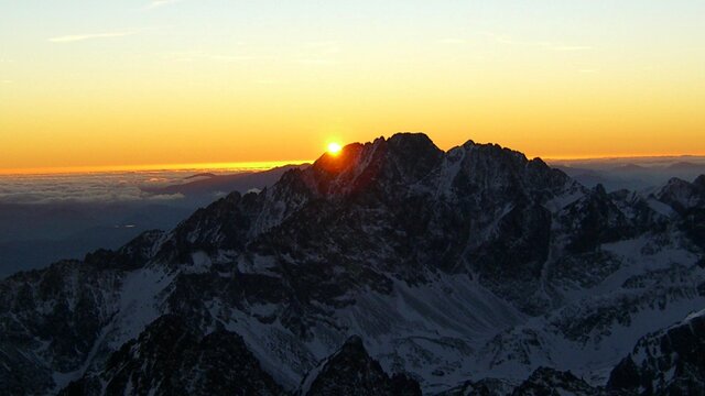 Slnko zapadá za  Gerlachovský štít