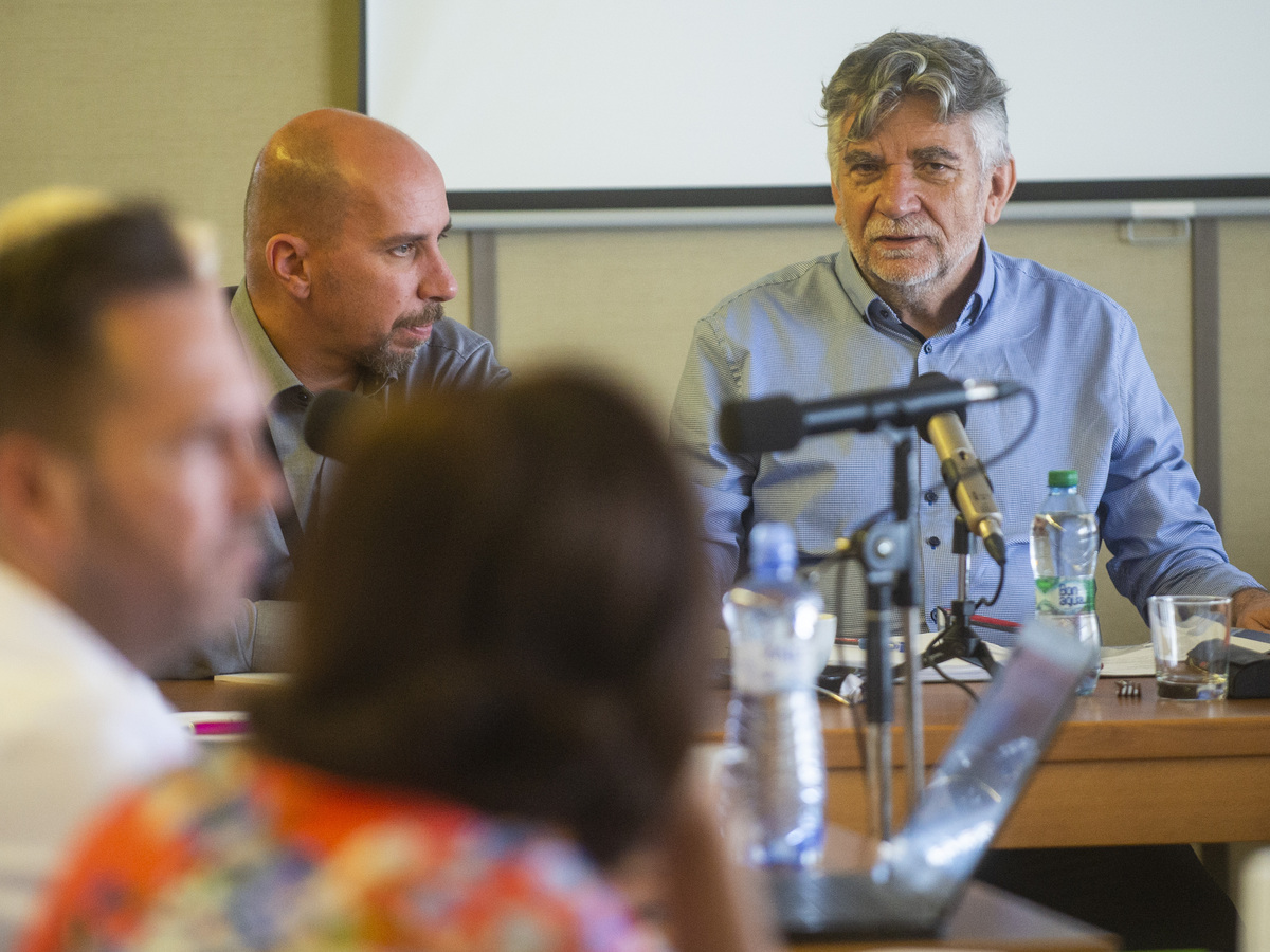 Na snímke generálny riaditeľ Rozhlasu a televízie Slovenska (RTVS) Ľuboš Machaj (vpravo) počas zasadnutia Rady RTVS 