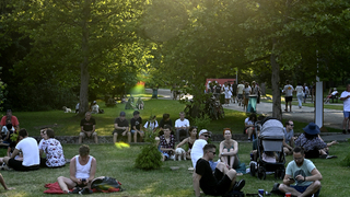 Atmosféra mini Grape festivalu v Parku duševného zdravia, 8. augusta 2020 v Piešťanoch. Festival Grape vymenil tento rok piešťanské letisko za park. Organizátori preniesli do mestského parku kúsok festivalu. 