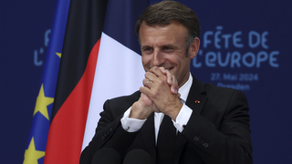 KK54 Drážďany - Francúzsky prezident Emmanuel Macron reaguje po príhovore na Európskom festivale mládeže Fete de l'Europe v Drážďanoch v pondelok 27. mája 2024. 