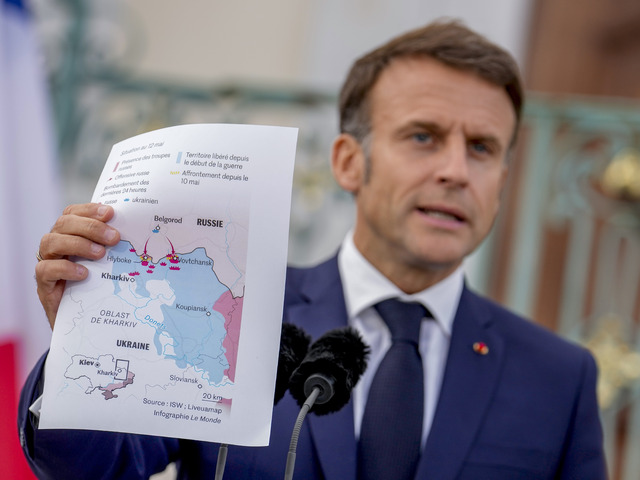 Ukrajinci dostávajú zbrane, ale nemôžu sa nimi brániť. Absurdné, reaguje Macron