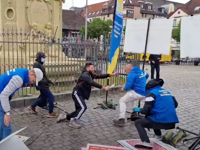 VIDEO: Muž s nožom sa vrhol na ľudí na námestí. Pobodal známeho kritika islamu, útok mal plánovať 