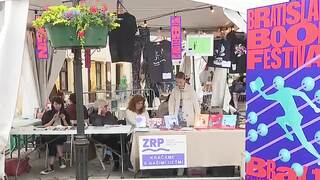 Knihy sa v domácnostiach už nekopia ako kedysi. Kupovať sme ich však neprestali