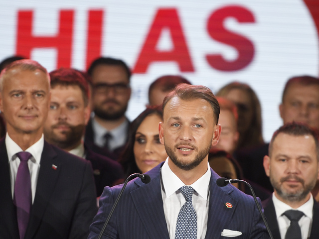 Najmladší člen vlády, Pellegriniho nástupca, rázny kritik opozície aj médií. Kto je Matúš Šutaj Eštok