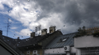 Na snímke kvapky dažďa na strešnom okne domu v mestskej časti Staré Mesto v Bratislave v nedeľu