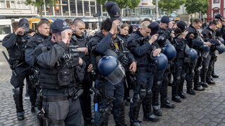 nemeckí policajti si v Mannheime v Nemecku zložili čiapky po tom, čo sa dozvedeli, že policajt, ​​ktorého tam pred dvoma dňami dobodali, zomrel