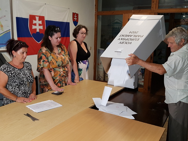 Moratórium sa skončilo, v noci sa zatvorili všetky volebné miestnosti