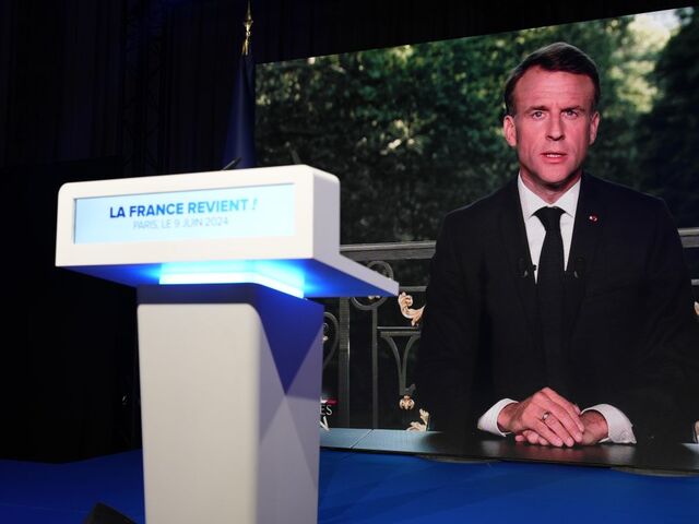 Macron rozpúšťa parlament a vypísal predčasné voľby. V eurovoľbách utrpel drvivú porážku