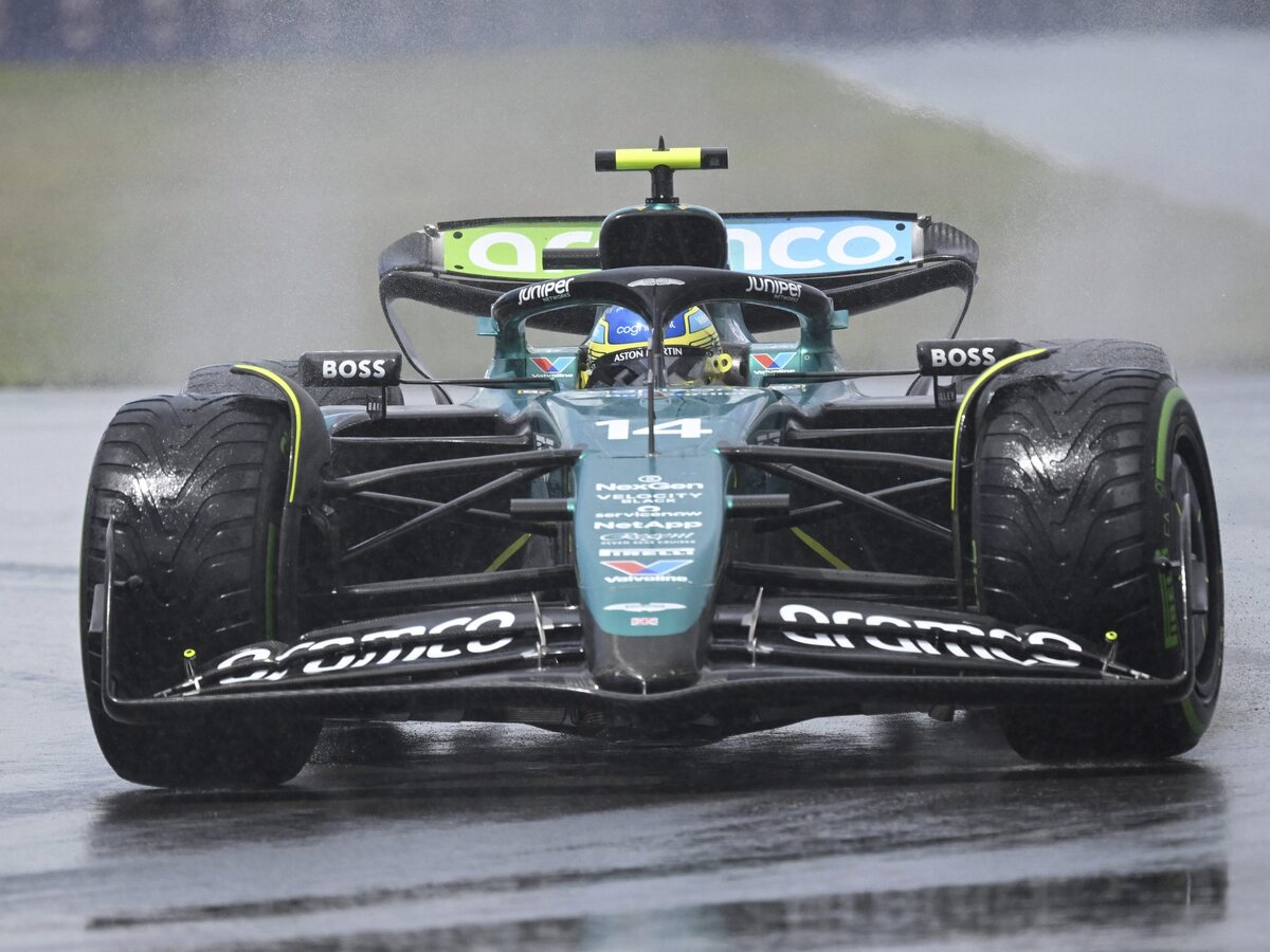 Mercedes Lewis Hamilton zo Spojeného kráľovstva prechádza prvou zákrutou na pretekoch Veľkej ceny Kanady Formuly 1