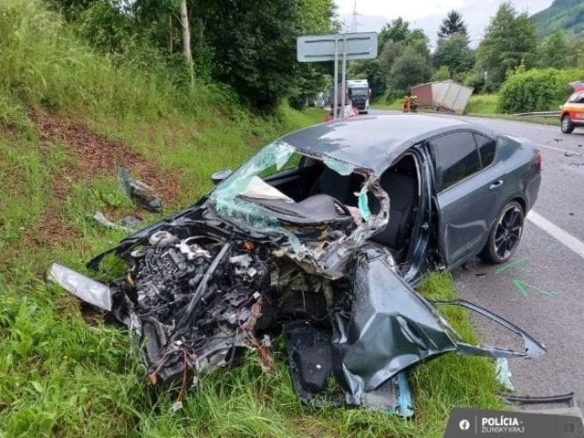 Dôležitý vjazd do Žiliny blokuje dopravná nehoda. Dve osobné autá sa zrazili s kamiónom