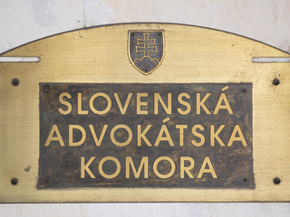 Na snímke tabuľa na budove, v ktorej sídli Slovenská advokátska komora