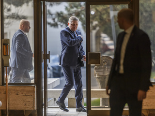 Na snímke predseda vlády SR Robert Fico (Smer-SD)  prichádza na 23. rokovanie vlády SR