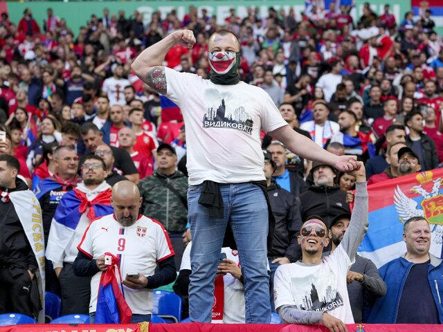 VIDEO: Pred vzájomným duelom sa pobili fanúšikovské tábory Srbska a Anglicka. Zápas je vysoko rizikový