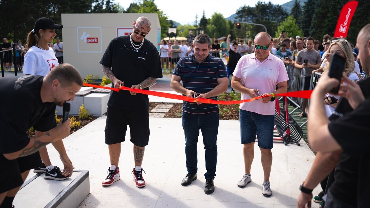 thumbnail_Moderné športovisko  otvorili Separ, primátor Tomáš Abel a zástupca Kauflandu Vladimír Kubáň (vpravo).jpg