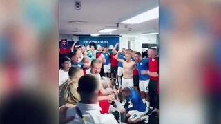 Tradičná víťazná oslava. Kabína sa otriasala oslavou Slovákov