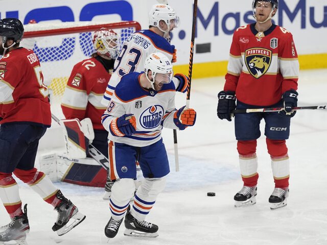 NHL: Boj o Stanleyho pohár sa nekončí. Edmonton uspel na ľade Floridy, McDavid zaznamenal štyri body