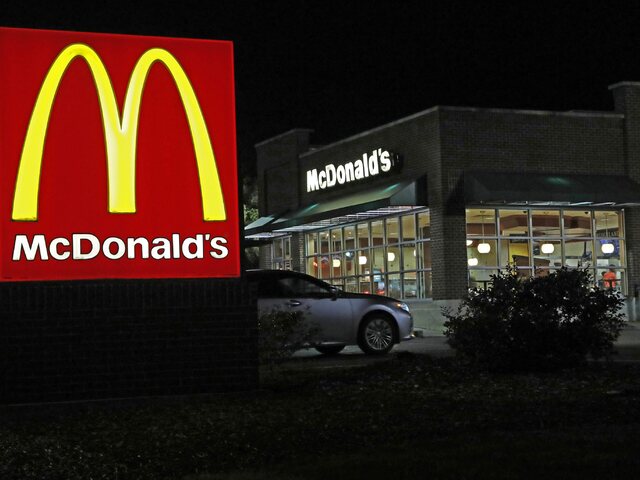Maslo namiesto karamelu či slanina na zmrzline. McDonald's v USA doplatil na chyby umelej inteligencie