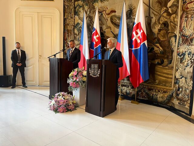 FOTO: Prezidentskú tradíciu neporušil. Pellegrini si v Prahe uctil obete streľby a stretol sa s Pavlom, Fialom aj Zemanom
