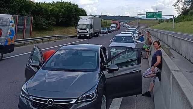 nehoda D1 autá kolóna