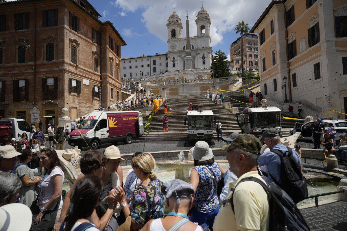 Španielske schody, aktivisti, farba