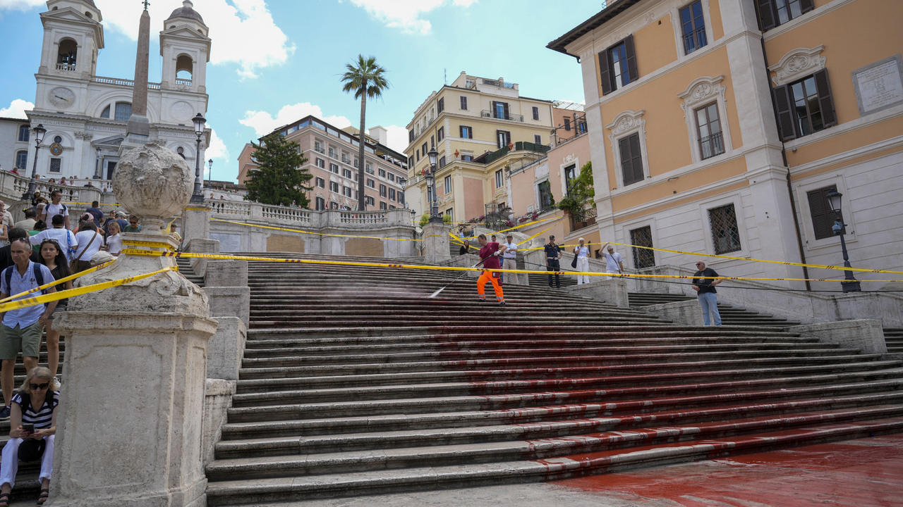 Španielske schody, aktivisti, farba