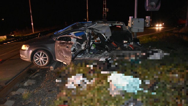 rážke vlaku s osobným vozidlom došlo na železničnom priecestí v obci Čerhov