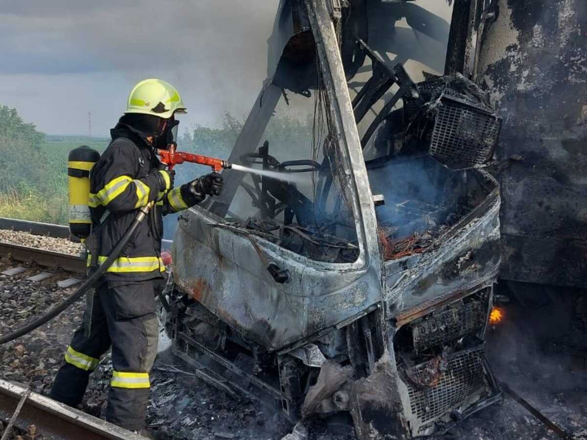 nehoda vlak autobus Nové Zámky