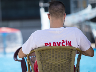 plavčík leto kúpalisko plávanie