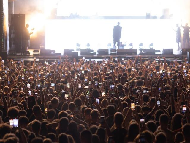 Tragická noc v Bratislave. Muža v koľajisku zrazil vlak, na Hip Hop Žije zomrel 20-ročný mladík, organizátor festivalu reaguje