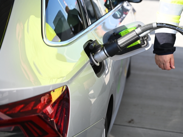 Brusel zaradil spiatočku. Automobilky zrejme budú môcť vyrábať benzínové a naftové autá aj po 2035