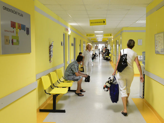 Ambulancie bijú na poplach pre transakčnú daň. Hrozia poplatkami aj zatváraním, ak štát nezasiahne