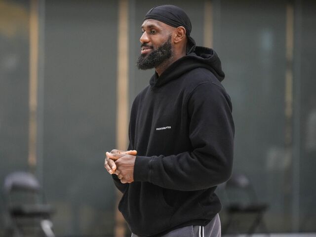 LeBron James predĺžil kontrakt s Lakers. Za dva roky zarobí 104 miliónov dolárov 