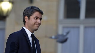 Attal zostáva francúzskym premiérom. Macron odmietol jeho demisiu