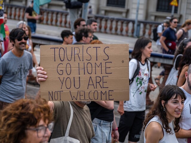 Mieria na nich vodnými pištoľami a vyháňajú ich z mesta. V Barcelone eskalujú protesty, prečo si miestni neželajú turistov?