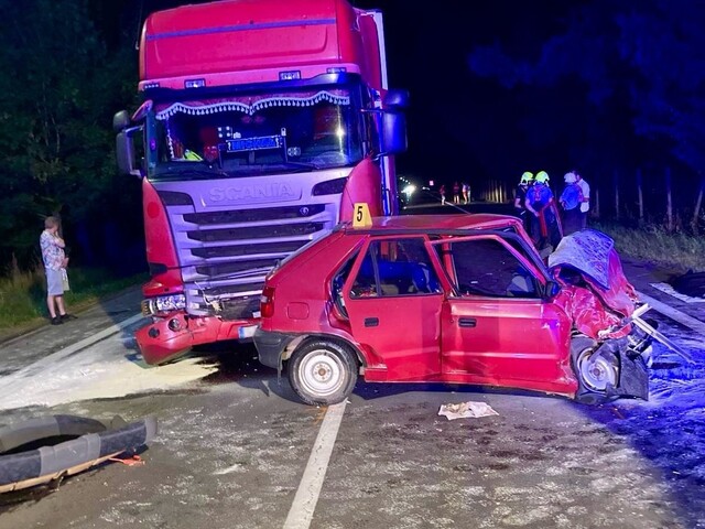 Tragická nehoda auta s kamiónom na juhu Slovenska. Zrážku neprežil 71-ročný muž