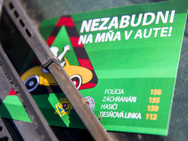 Prvá pomoc pre dieťa v prehriatom aute: Ako postupovať? Netreba sa báť rozbiť okno, ochladzovať treba postupne 