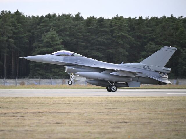 Všetky stíhačky F-16 pre Slovensko a Bulharsko sú hotové. Ďalšie tri stroje dorazia vo štvrtok na základňu v Kuchyni